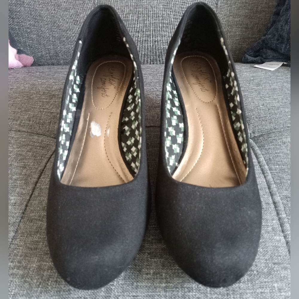 Used pair of black high heel pumps - Picture 1 of 4